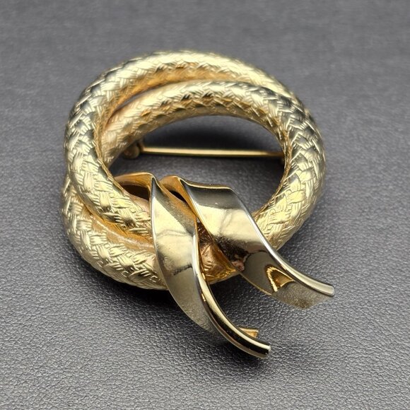 Vintage Gold-Tone Textured Double Entwined Rope Love Knot Pin Brooch - Picture 2 of 6